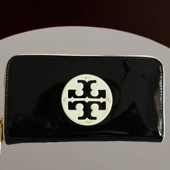 TORY BURCH NEW PATENT LEATHER CONTINENTAL WALLET CREDIT ZIP AROUND BLACK IVORY - Picture 2 of 6